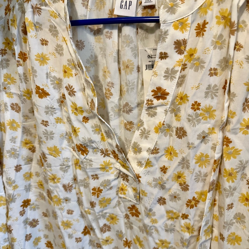 NWT Gap blouse. Flowy, cute
